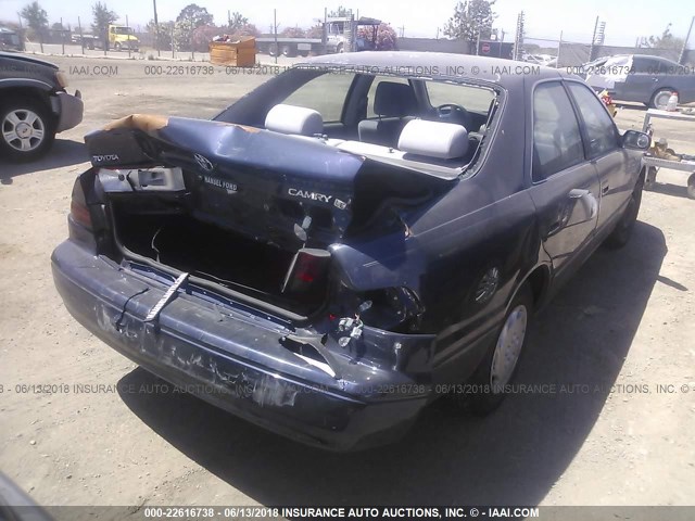 JT2BG22KXX0306365 - 1999 TOYOTA CAMRY LE/XLE BLUE photo 4