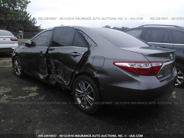 4T1BF1FK0FU037567 - 2015 TOYOTA CAMRY LE/XLE/SE/XSE GRAY photo 3