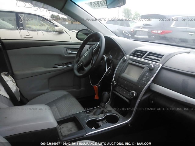 4T1BF1FK0FU037567 - 2015 TOYOTA CAMRY LE/XLE/SE/XSE GRAY photo 5