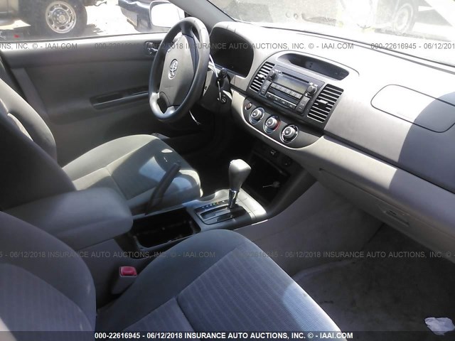 4T1BE32K05U576712 - 2005 TOYOTA CAMRY LE/XLE/SE 银色 照片 5