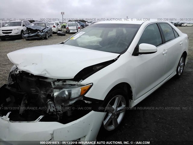 4T1BF1FKXCU590822 - 2012 TOYOTA CAMRY SE/LE/XLE WHITE photo 2