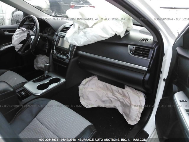 4T1BF1FKXCU590822 - 2012 TOYOTA CAMRY SE/LE/XLE WHITE photo 5