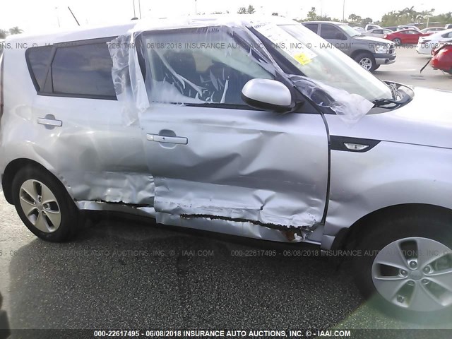 KNDJN2A22E7739497 - 2014 KIA SOUL SILVER photo 6