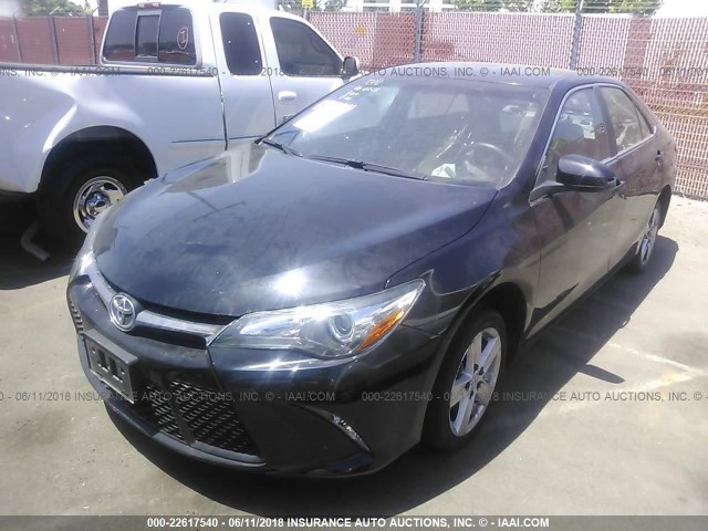 4T1BF1FKXHU320772 - 2017 TOYOTA CAMRY LE/XLE/SE/XSE BLACK photo 2