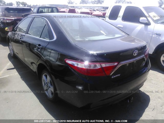 4T1BF1FKXHU320772 - 2017 TOYOTA CAMRY LE/XLE/SE/XSE BLACK photo 3