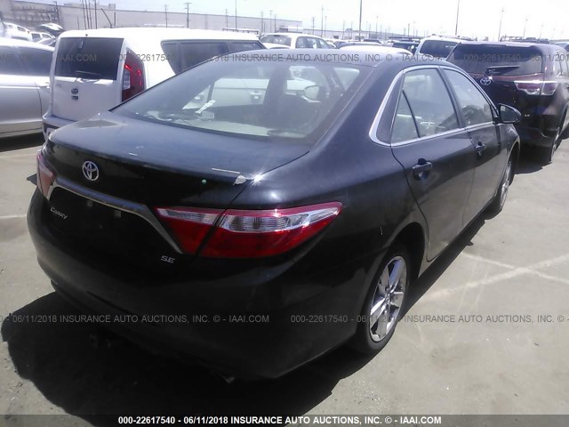 4T1BF1FKXHU320772 - 2017 TOYOTA CAMRY LE/XLE/SE/XSE BLACK photo 4
