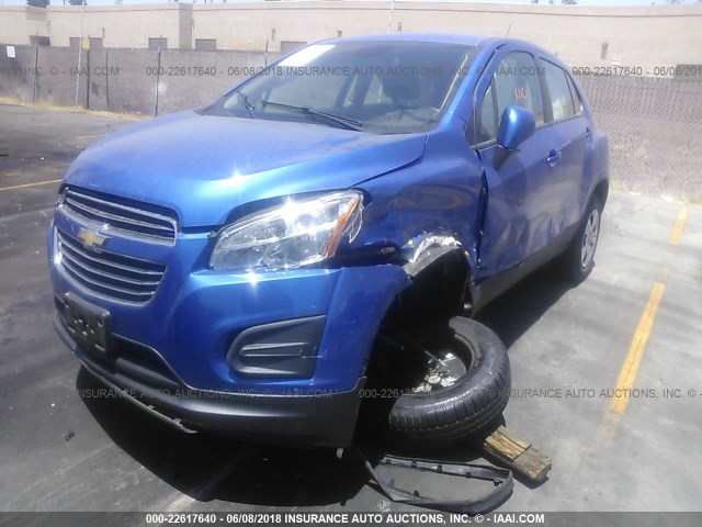 KL7CJKSB8FB174798 - 2015 CHEVROLET TRAX LS BLUE photo 2