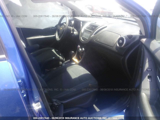 KL7CJKSB8FB174798 - 2015 CHEVROLET TRAX LS BLUE photo 5