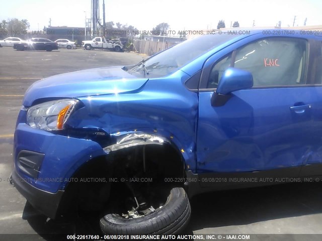 KL7CJKSB8FB174798 - 2015 CHEVROLET TRAX LS BLUE photo 6