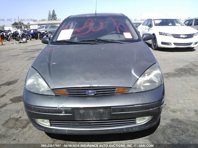 3FAFP31Z34R108404 - 2004 FORD FOCUS ZX3 GRAY photo 6