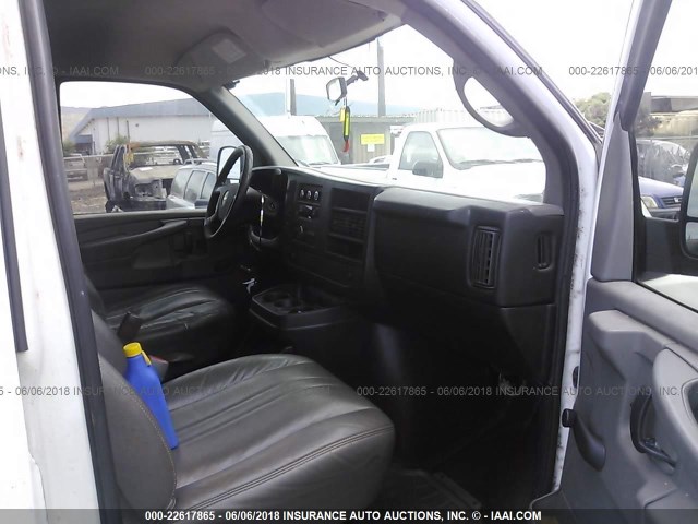 1GCZGTBA9B1156559 - 2011 CHEVROLET EXPRESS G3500  WHITE photo 5