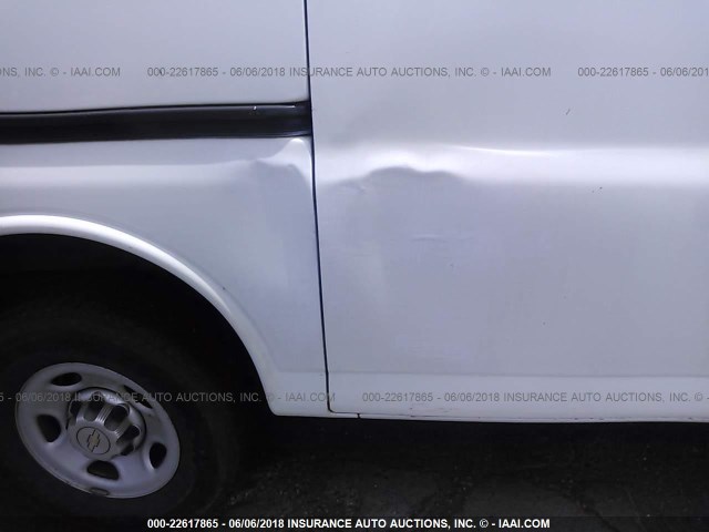 1GCZGTBA9B1156559 - 2011 CHEVROLET EXPRESS G3500  WHITE photo 6