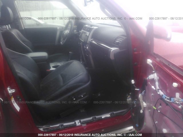 JTEBU5JR9G5338061 - 2016 TOYOTA 4RUNNER SR5 PREM/LTDL/TRAIL/TRD Czerwony zdjęcie 5