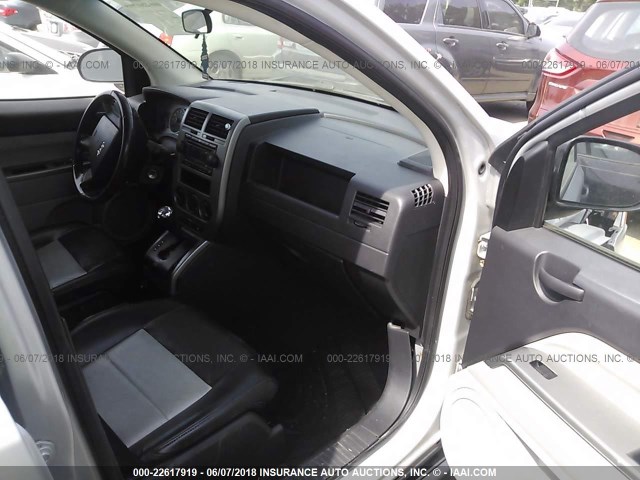 1J8FF57WX7D383330 - 2007 JEEP COMPASS LIMITED SILVER photo 5