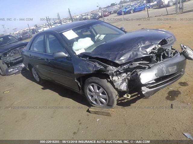 JTDBE30K320053288 - 2002 TOYOTA CAMRY LE/XLE/SE ნაცრისფერი ფოტო 1