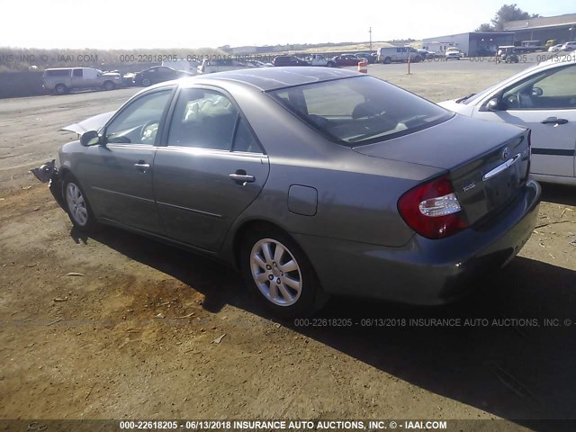 JTDBE30K320053288 - 2002 TOYOTA CAMRY LE/XLE/SE ნაცრისფერი ფოტო 3