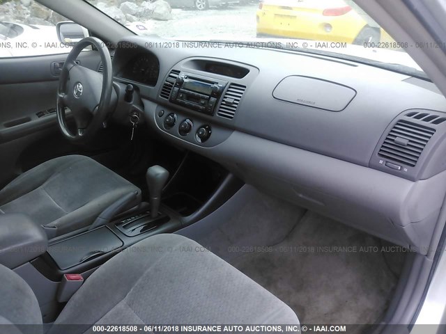 JTDBE32K130227258 - 2003 TOYOTA CAMRY LE/XLE SILVER photo 5
