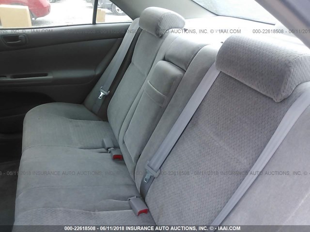 JTDBE32K130227258 - 2003 TOYOTA CAMRY LE/XLE Արծաթագույն լուսանկար 8