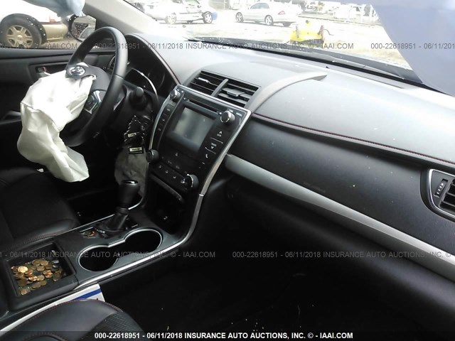 4T1BF1FK7GU265714 - 2016 TOYOTA CAMRY LE/XLE/SE/XSE 黑色 照片 5