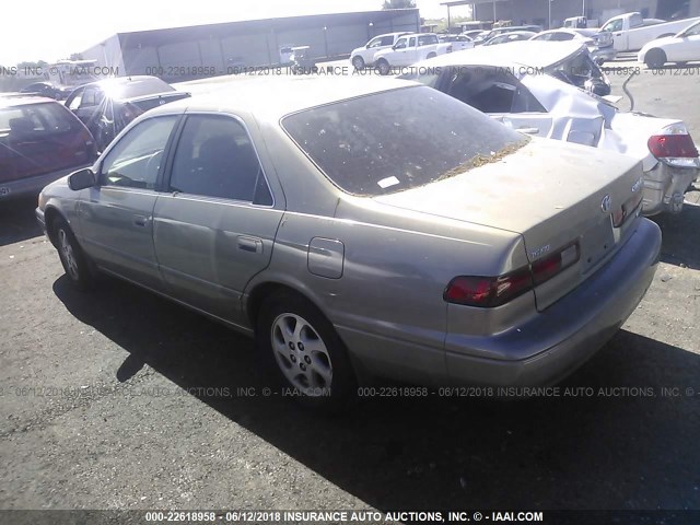 JT2BF22K8X0224752 - 1999 TOYOTA CAMRY LE/XLE Champagne photo 3