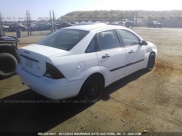 1FAFP33Z54W178545 - 2004 FORD FOCUS LX WHITE photo 4