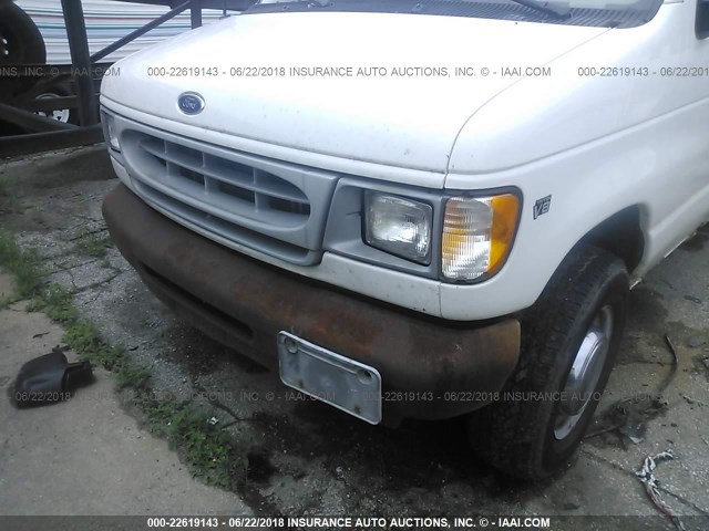 1FTNE24L02HA77687 - 2002 FORD ECONOLINE E250 VAN WHITE photo 6