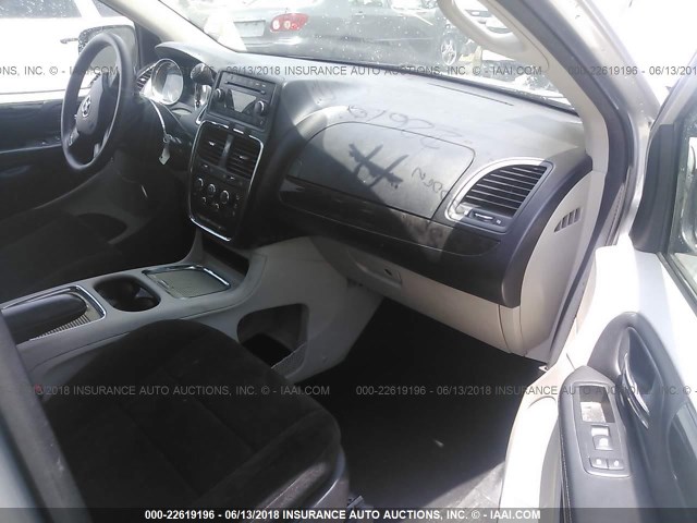 2C4RDGCG7CR145480 - 2012 DODGE GRAND CARAVAN SXT SILVER photo 5