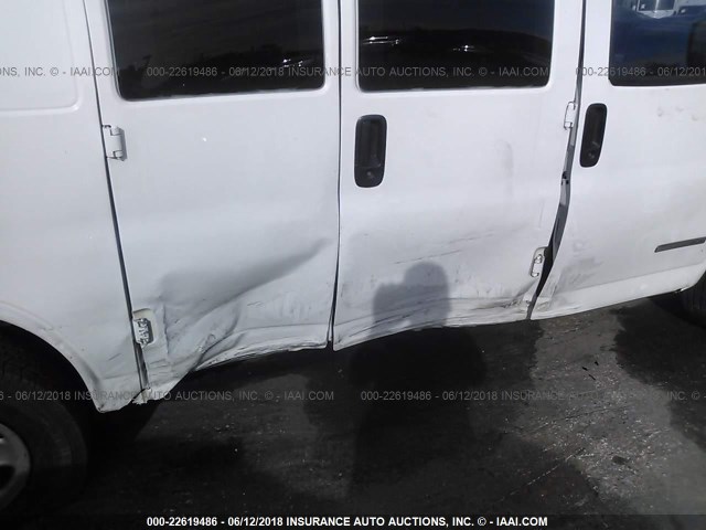 1GTGG25V941237211 - 2004 GMC SAVANA G2500 WHITE photo 6