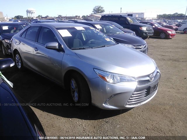 4T4BF1FKXFR457553 - 2015 TOYOTA CAMRY LE/XLE/SE/XSE SILVER photo 1