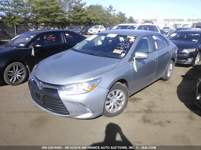 4T4BF1FKXFR457553 - 2015 TOYOTA CAMRY LE/XLE/SE/XSE SILVER photo 2