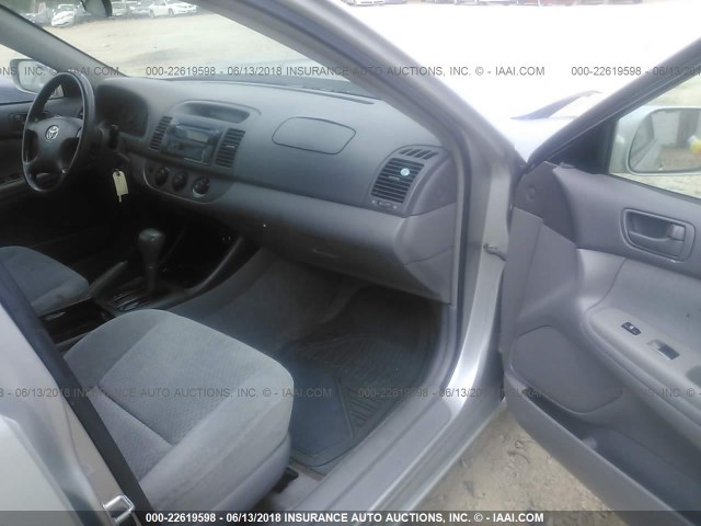 4T1BE32K44U381033 - 2004 TOYOTA CAMRY LE/XLE/SE ვერცხლისფერი ფოტო 5