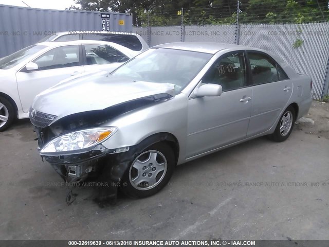 4T1BF32K22U531053 - 2002 TOYOTA CAMRY LE/XLE/SE ნაცრისფერი ფოტო 2