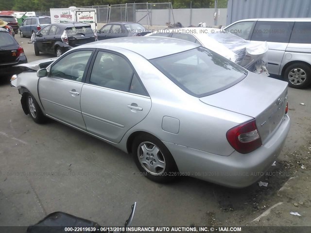 4T1BF32K22U531053 - 2002 TOYOTA CAMRY LE/XLE/SE ნაცრისფერი ფოტო 3