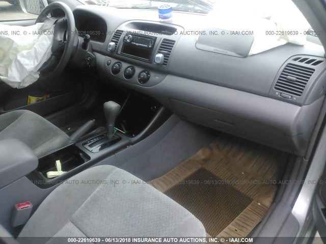 4T1BF32K22U531053 - 2002 TOYOTA CAMRY LE/XLE/SE ნაცრისფერი ფოტო 5