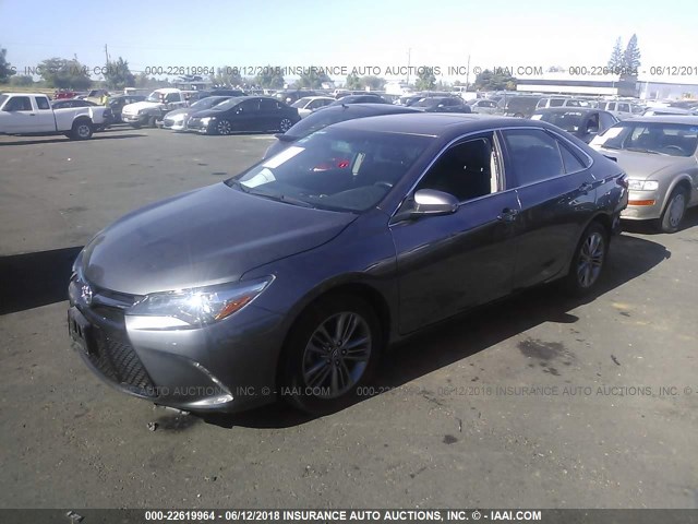 4T1BF1FK1GU512631 - 2016 TOYOTA CAMRY LE/XLE/SE/XSE GRAY photo 2