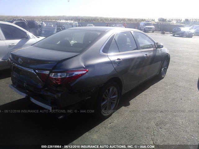 4T1BF1FK1GU512631 - 2016 TOYOTA CAMRY LE/XLE/SE/XSE GRAY photo 4