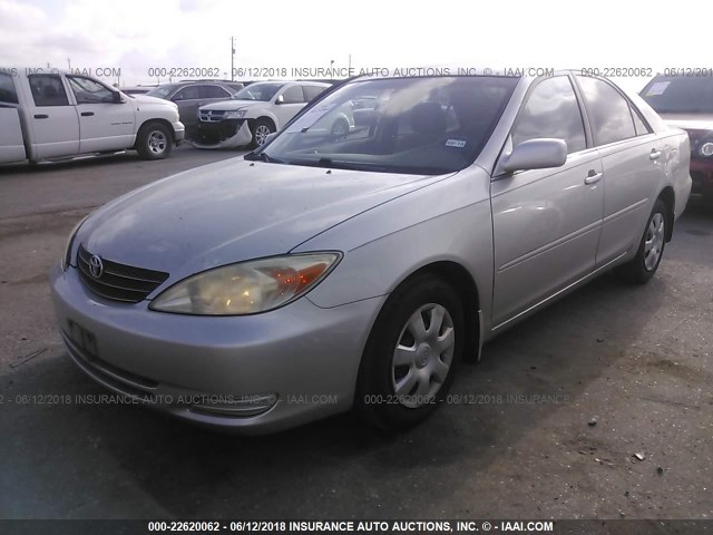 4T1BE32K42U102595 - 2002 TOYOTA CAMRY LE/XLE/SE ვერცხლისფერი ფოტო 2