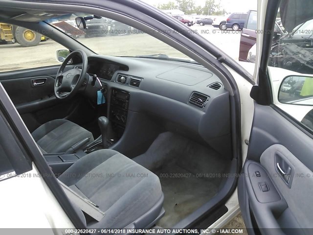 JT2BG22K310570244 - 2001 TOYOTA CAMRY CE/LE/XLE WHITE photo 5