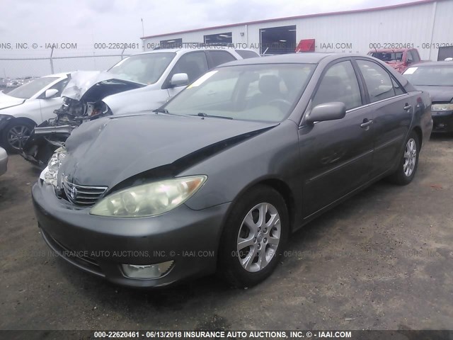 4T1BF30K75U594253 - 2005 TOYOTA CAMRY LE/XLE/SE ნაცრისფერი ფოტო 2