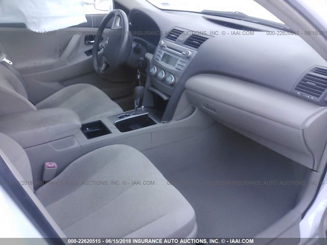 4T1BE46K49U909208 - 2009 TOYOTA CAMRY SE/LE/XLE WHITE photo 5