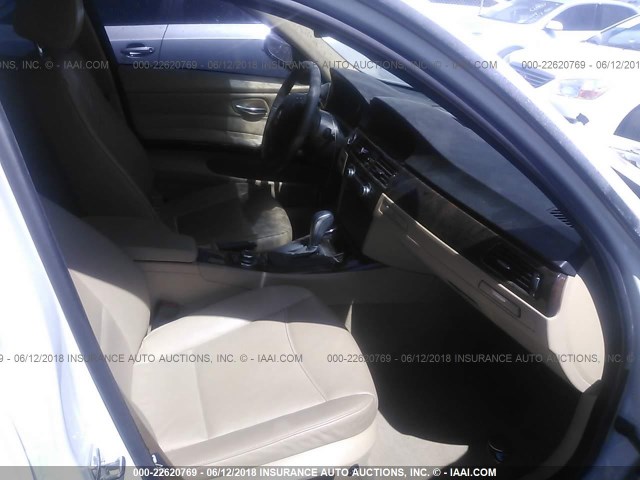 WBAPH53549A434406 - 2009 BMW 328 I SULEV WHITE photo 5