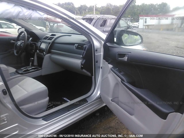 4T4BF1FK2CR224536 - 2012 TOYOTA CAMRY SE/LE/XLE ვერცხლისფერი ფოტო 5