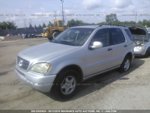 4JGAB54E3YA203144 - 2000 MERCEDES-BENZ ML 320 SILVER photo 2