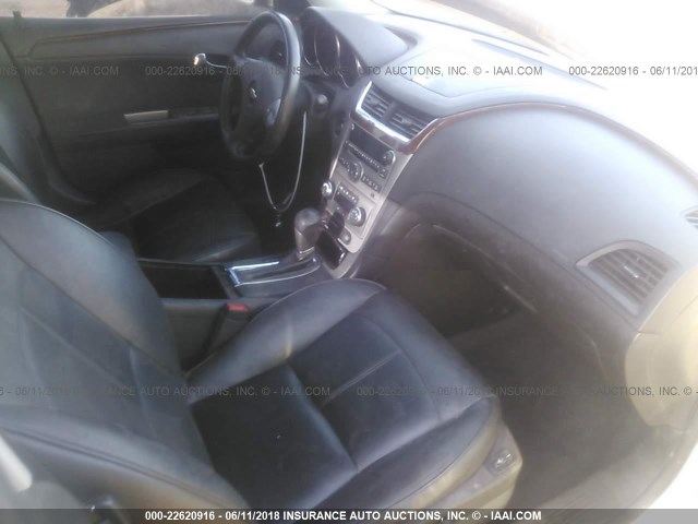 1G1ZE5E14BF307073 - 2011 CHEVROLET MALIBU LTZ 银色 照片 5