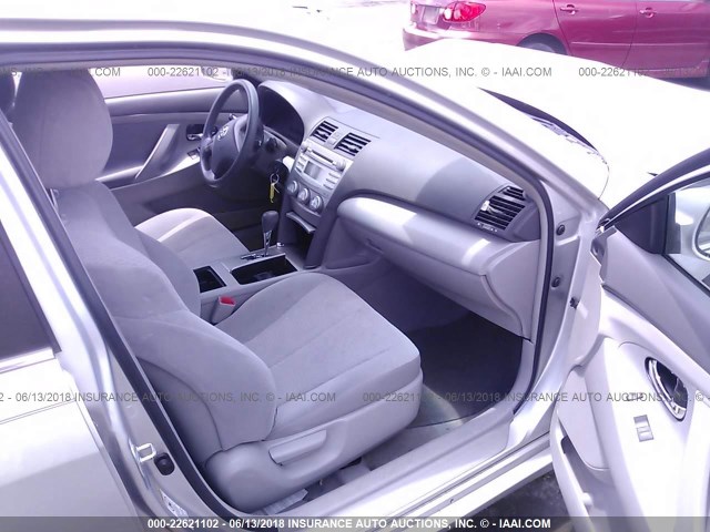 4T4BF3EK9AR003669 - 2010 TOYOTA CAMRY SE/LE/XLE ვერცხლისფერი ფოტო 5