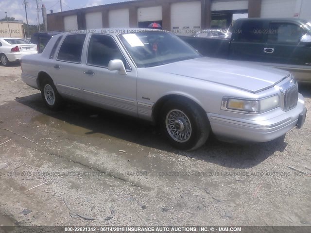 1LNLM81W0VY700513 - 1997 LINCOLN TOWN CAR EXECUTIVE فضي صورة 1