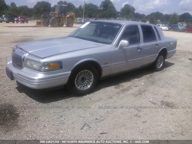 1LNLM81W0VY700513 - 1997 LINCOLN TOWN CAR EXECUTIVE فضي صورة 2