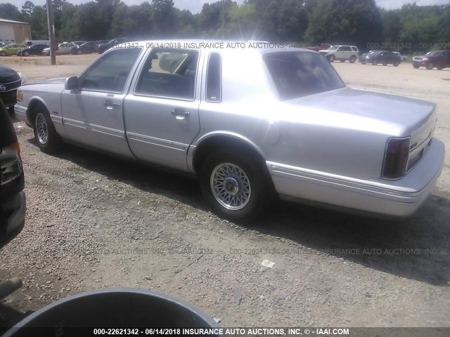 1LNLM81W0VY700513 - 1997 LINCOLN TOWN CAR EXECUTIVE فضي صورة 3