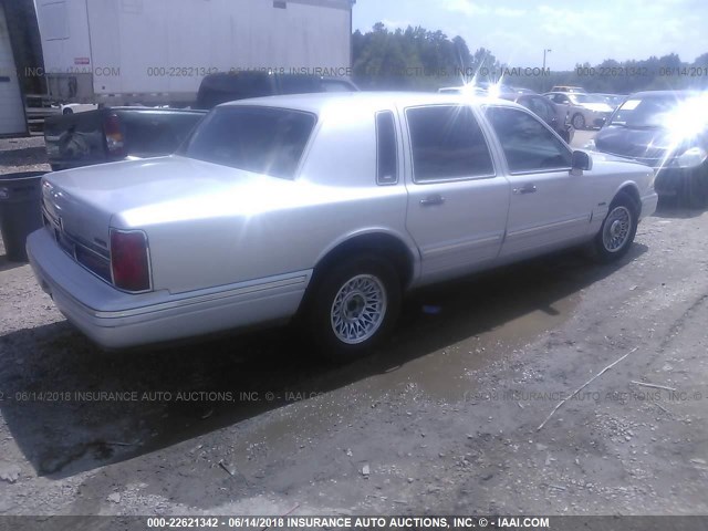 1LNLM81W0VY700513 - 1997 LINCOLN TOWN CAR EXECUTIVE فضي صورة 4