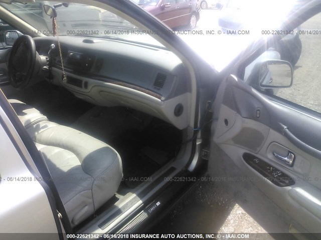 1LNLM81W0VY700513 - 1997 LINCOLN TOWN CAR EXECUTIVE فضي صورة 5